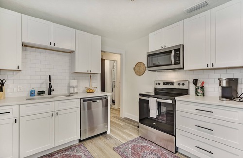 Lakeshore South House | This townhouse is a 1 bedroom(s), 1 bathrooms, located in Jacksonville, FL.