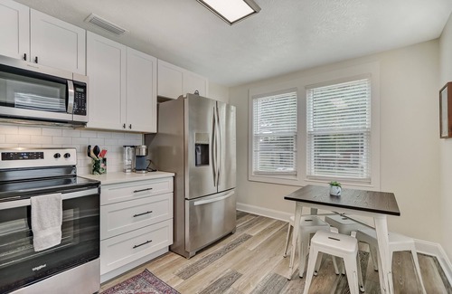 Lakeshore South House | This townhouse is a 1 bedroom(s), 1 bathrooms, located in Jacksonville, FL.