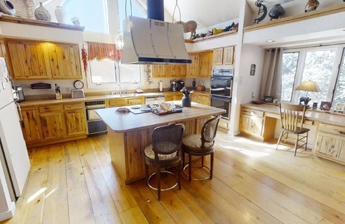 Red River Cabin | Thorne's Downtown Delight - In Town - 1/2 Block off of Main Street - WiFi - Sate