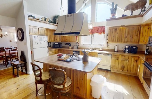 Red River Cabin | Thorne's Downtown Delight - In Town - 1/2 Block off of Main Street - WiFi - Sate