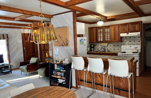 Wasagaming Cabin | *Thoroughly Sanitized.*Cedar Cabin, short walk to Downtown Clear Lake