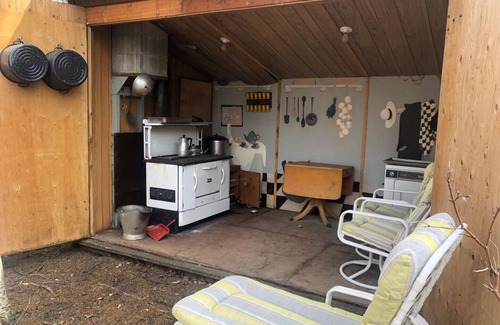 Wasagaming Cabin | *Thoroughly Sanitized.*Cedar Cabin, short walk to Downtown Clear Lake