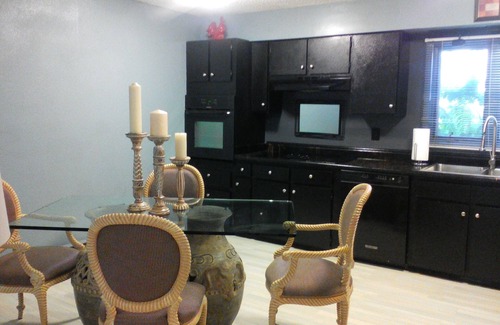 Spenard Apartment | Three Bedroom-5 Beds-Midtown-minutes to Airport- Corporate or Vacation
