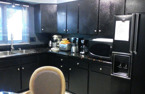 Spenard Apartment | Three Bedroom-5 Beds-Midtown-minutes to Airport- Corporate or Vacation