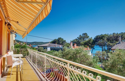 Martinscica Apartment | Three bedroom apartment with balcony and sea view Martinšćica, Cres (A-23222-a)