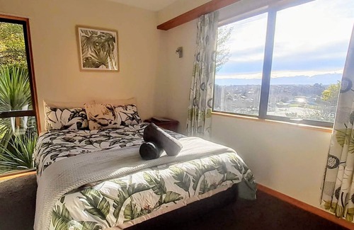 Cashmere Apartment | Three-Bedroom Apartment in Unique Treehouse with Spectacular Views & Gardens