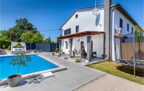 Rezanci Apartment | Three-Bedroom Apartment In Svetvincenat
