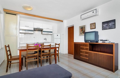 Pokrivenik Apartment | Three bedroom apartment near beach Cove Pokrivenik, Hvar (A-5231-a)