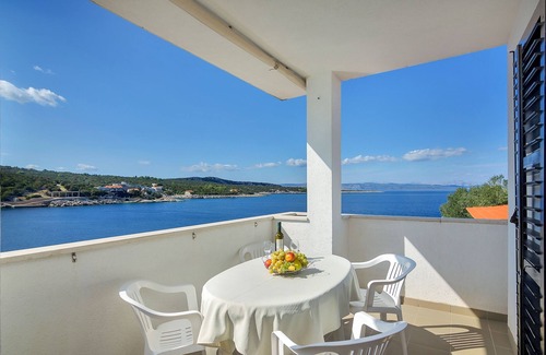 Pokrivenik Apartment | Three bedroom apartment near beach Cove Pokrivenik, Hvar (A-5231-a)