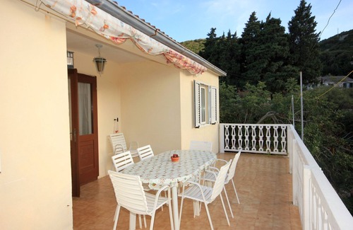 Cove Rogacic Apartment | Three bedroom apartment near beach Cove Rogačić, Vis (A-2460-a)