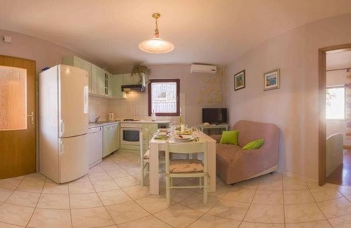 Milna Apartment | Three bedroom apartment with terrace and sea view Milna, Vis (A-8896-b)