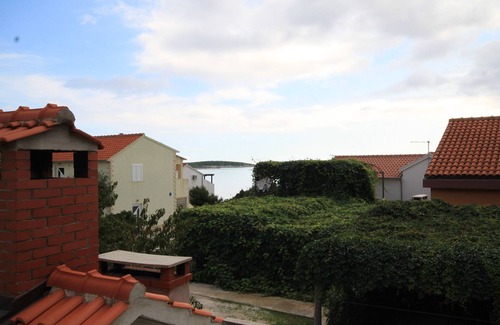 Milna Apartment | Three bedroom apartment with terrace and sea view Milna, Vis (A-8896-b)