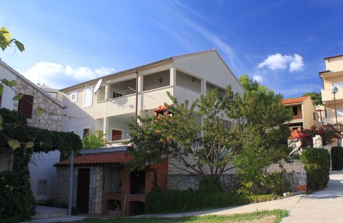 Milna Apartment | Three bedroom apartment with terrace and sea view Milna, Vis (A-8896-b)