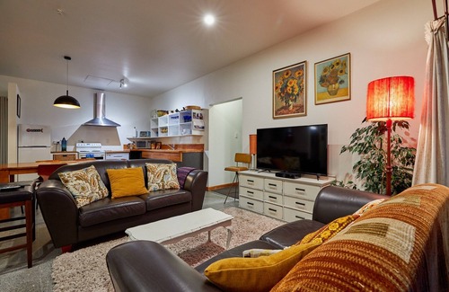 Kaikoura House | Three bedroom cottage with stunning panoramic views of the sea and mountains.