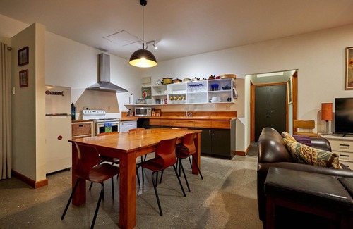 Kaikoura House | Three bedroom cottage with stunning panoramic views of the sea and mountains.