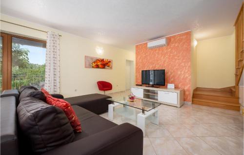 Mofardini House | Three-Bedroom Holiday Home In Tinjan