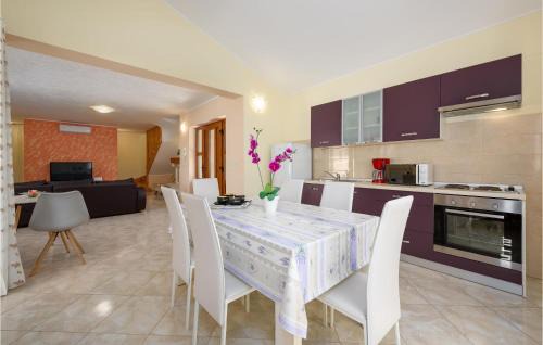 Mofardini House | Three-Bedroom Holiday Home In Tinjan