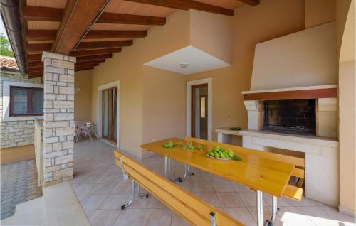 Mofardini House | Three-Bedroom Holiday Home In Tinjan