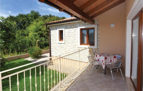 Mofardini House | Three-Bedroom Holiday Home In Tinjan