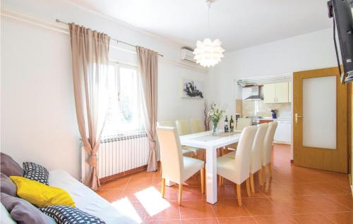 Krsan House | Three-Bedroom Holiday Home Krsan With An Outdoor Swimming Pool 07