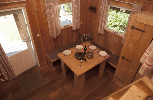 Voorthuizen House | Three charming trekking cabins on the Veluwe in one booking. Ideal for families or groups of friends who want to stay together while still enjoying their own space. Experience comfort, nature, and luxury facilities at Recreatiepark De Boshoek.