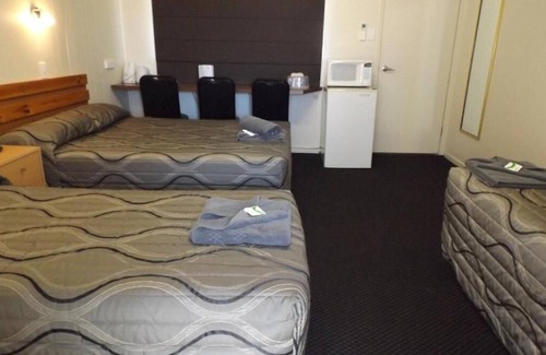 Monto Hotel | THREE MOON MOTEL