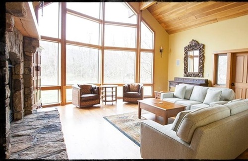 Roseland House | Three Ridges Retreat- Devils Backbone Brewing Company