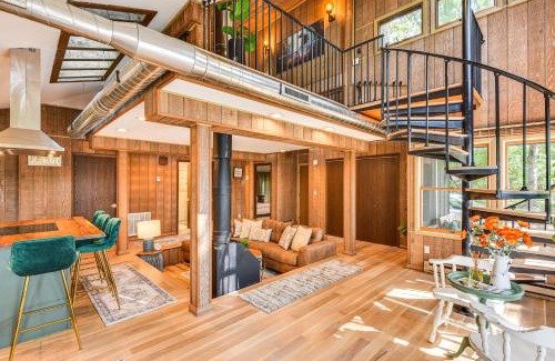 Three Rivers House | Three Rivers Cottage with Private Dock and Fire Pit!