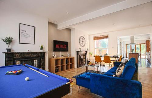 Northampton House | Thrift House - Central Location - Free Parking, Pool Table, Fast Wifi, Smart TV with Fast Wifi by Yoko Property