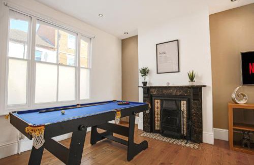 Northampton House | Thrift House - Central Location - Free Parking, Pool Table, Fast Wifi, Smart TV with Fast Wifi by Yoko Property