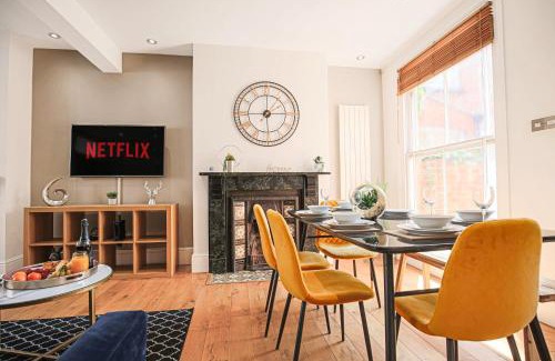 Northampton House | Thrift House - Central Location - Free Parking, Pool Table, Fast Wifi, Smart TV with Fast Wifi by Yoko Property