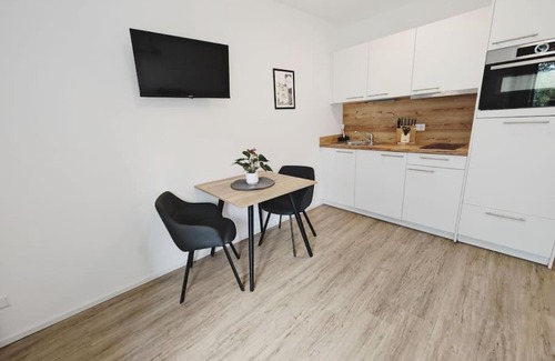 Metzingen Apartment | TiCasa BLACK-Zentral-Outlet-Aufzug-Stylisch-Unique