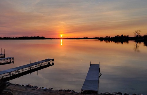 Campbellsport Condo | Tiki Beach Resort Condo on Kettle Moraine Lake