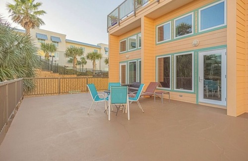 Galveston Condo | Tiki Loft 1-bedroom plus a loft condo in Galveston at Maravilla