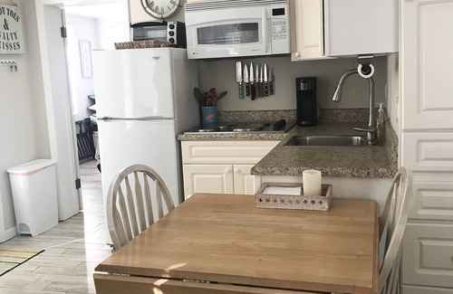 Englewood House | Tiki on the Bay! Quiet, Quaint and Relaxing Old Style Florida getaway