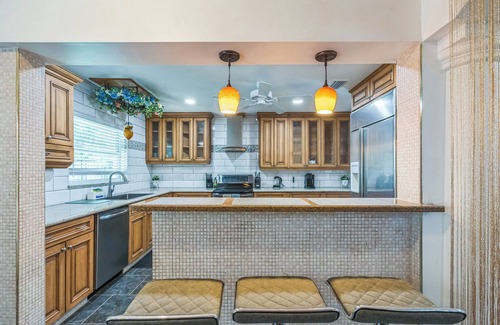 North Trail House | Tiki Time! Tropical Escape, Quiet, Minutes from Airport, Downtown & Beaches!