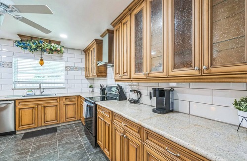 North Trail House | Tiki Time! Tropical Escape, Quiet, Minutes from Airport, Downtown & Beaches!