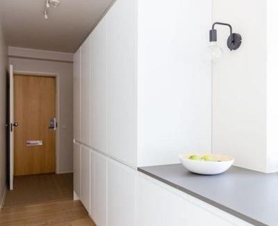 Kallio Apartment | Tilava ja moderni kolmio Kalliossa