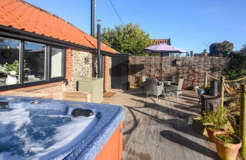 Diss House | Tilly's, a two bedroom holiday retreat with hot tub and views of the pond