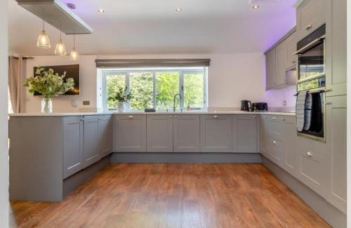 Diss House | Tilly's, a two bedroom holiday retreat with hot tub and views of the pond