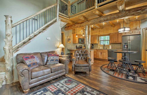 North Conway Cottage | Timber Home: Walk to Slopes & N Conway Shops!