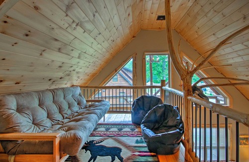 North Conway Cottage | Timber Home: Walk to Slopes & N Conway Shops!