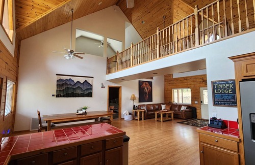 Happy Jack Cabin | Timber Lodge Retreat- family-friendly, enjoy 4 acres of privacy in the pines!