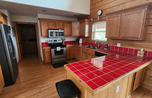 Happy Jack Cabin | Timber Lodge Retreat- family-friendly, enjoy 4 acres of privacy in the pines!