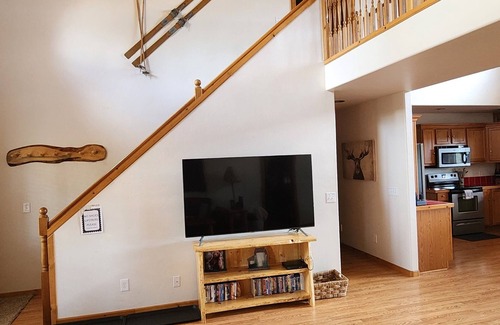 Happy Jack Cabin | Timber Lodge Retreat- family-friendly, enjoy 4 acres of privacy in the pines!