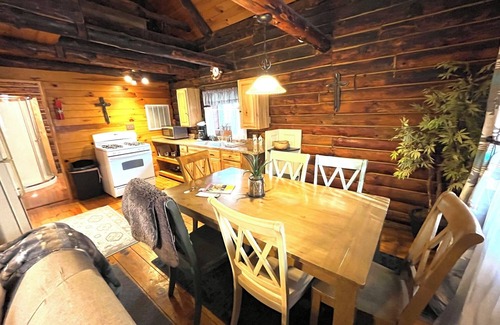 Old Washington Cabin | Timberline Cabins - The Wilmington Cabin - Hot tub, WiFi, Pets, Fireplace