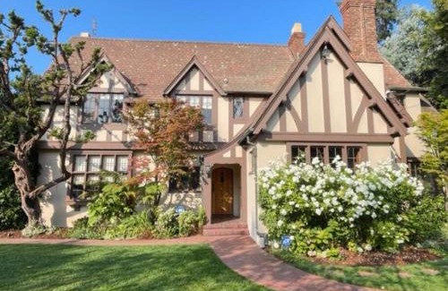 San Jose House | Timeless Tudor w/Game Room, Pool Table & Hot Tub
