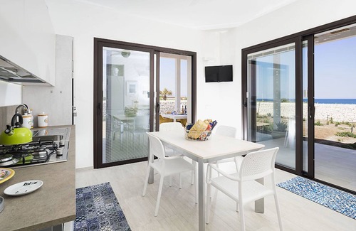 Reitani House | Timo, Villa for 6 People on the Sea with Pool and Jacuzzi