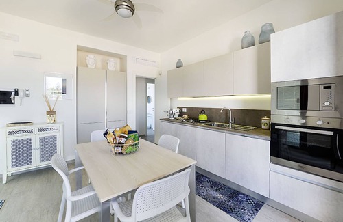 Reitani House | Timo, Villa for 6 People on the Sea with Pool and Jacuzzi