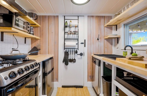 Houghton Lake Cottage | Tiny Bungalow in Houghton Lake - Entire Duplex